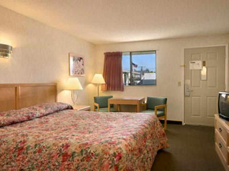 Motel Super 8 By Wyndham Bishop Exterior foto